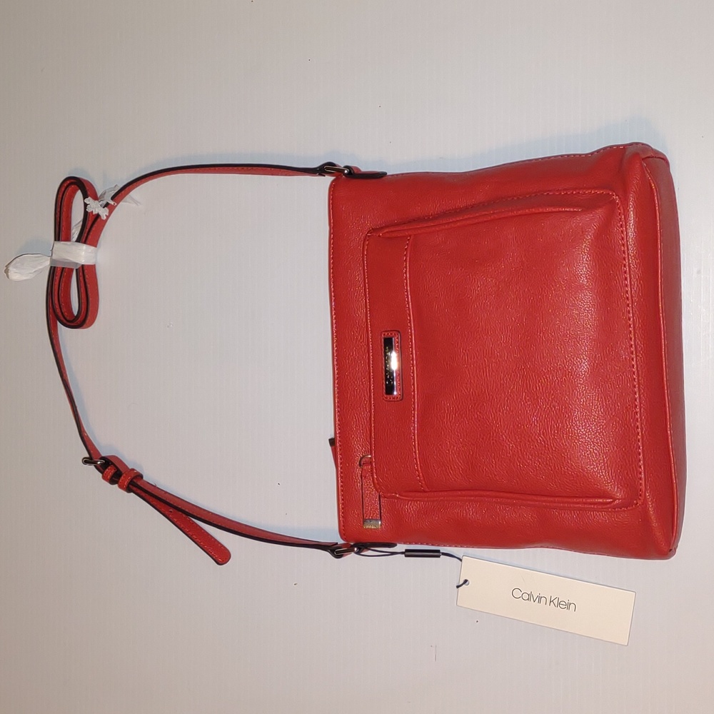 😺CALVIN KLEIN R-q Crossbody Bag in Red - Picture 3 of 12